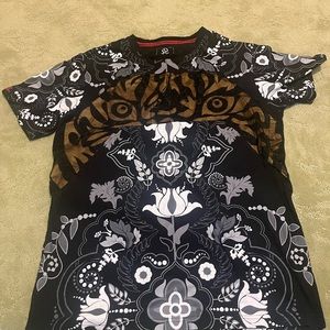 Cool vintage t-shirt with amazing designs on it